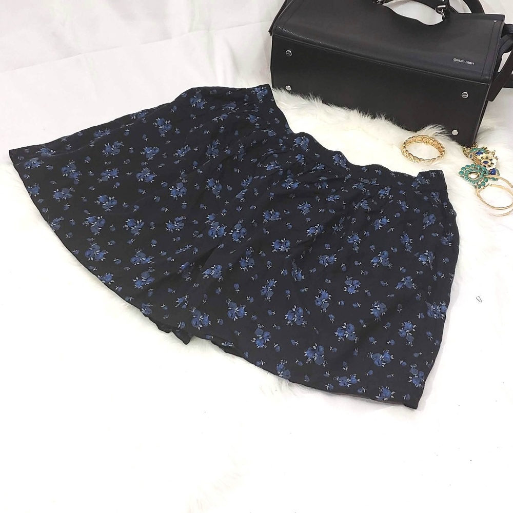 American Eagle Mini Floral Skirt - Size: M